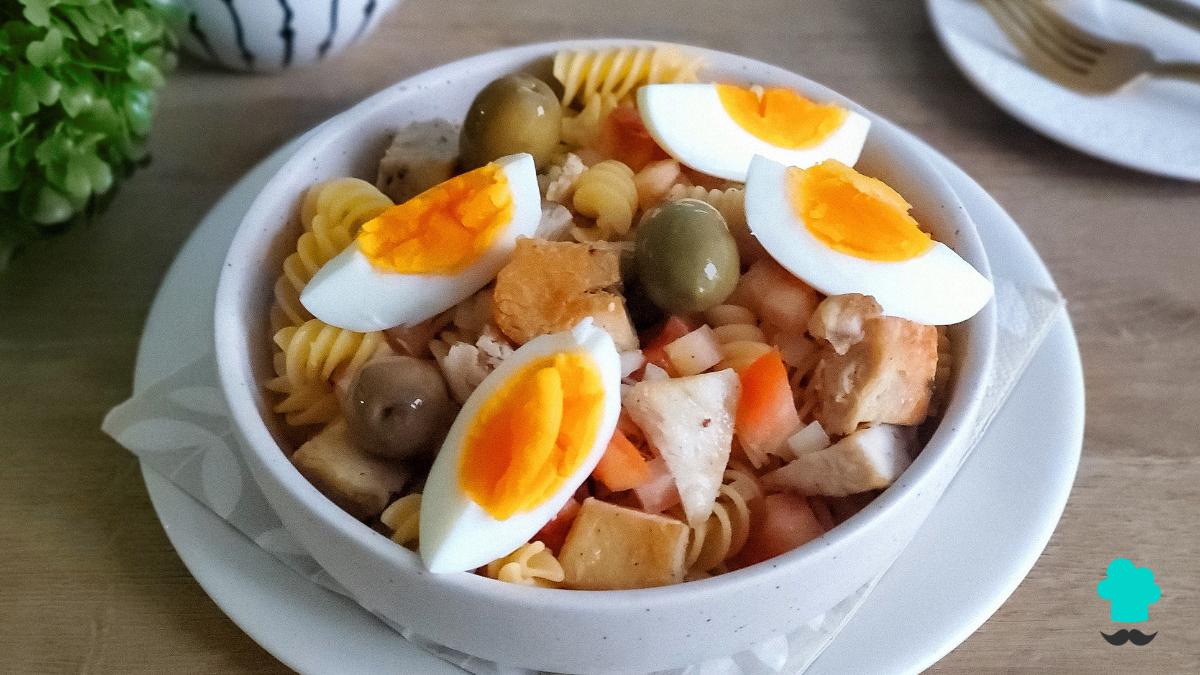 Receta de Ensalada de pasta con pollo y huevo: un plato fácil y perfecto para los días de calor