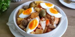 Receta de Ensalada de pasta con pollo y huevo: un plato fácil y perfecto para los días de calor