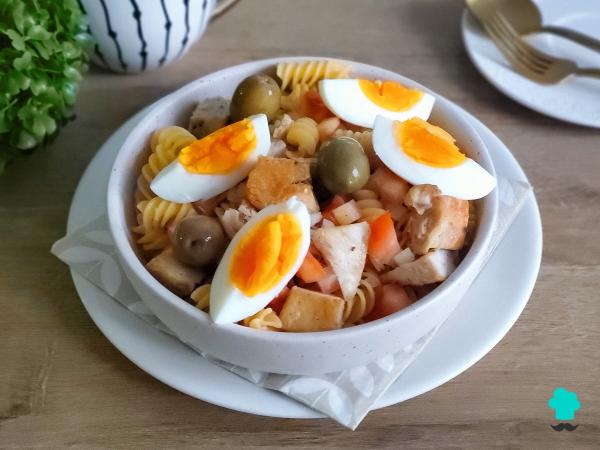 Receta de Ensalada de pasta con pollo y huevo: un plato fácil y perfecto para los días de calor - Paso 8