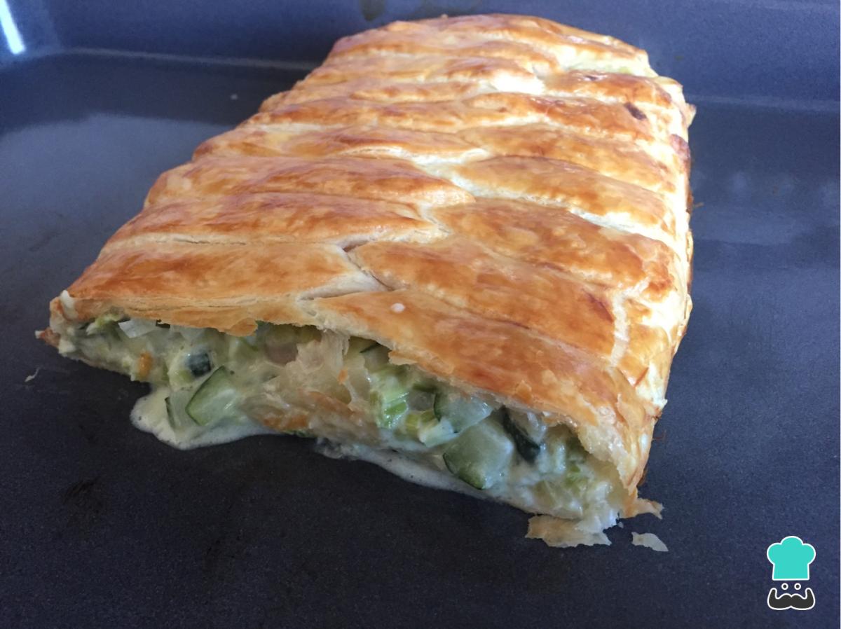 Receta de Hojaldre de puerro, queso de cabra, calabacín y gambas