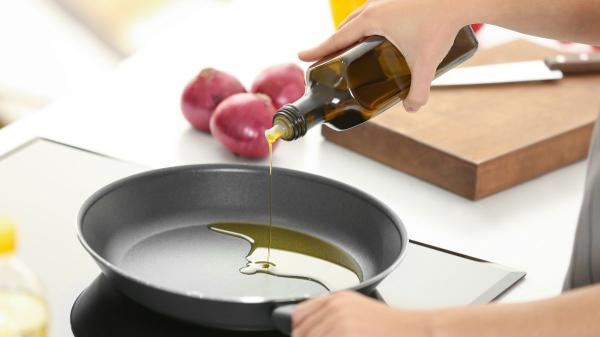 Aurelio Rojas, cardiólogo: “Que el aceite de oliva sea saludable no significa que haya que utilizarlo sin medida. Una cucharada aporta aproximadamente 120 kcal” - El error de dejar la botella junto a los fogones