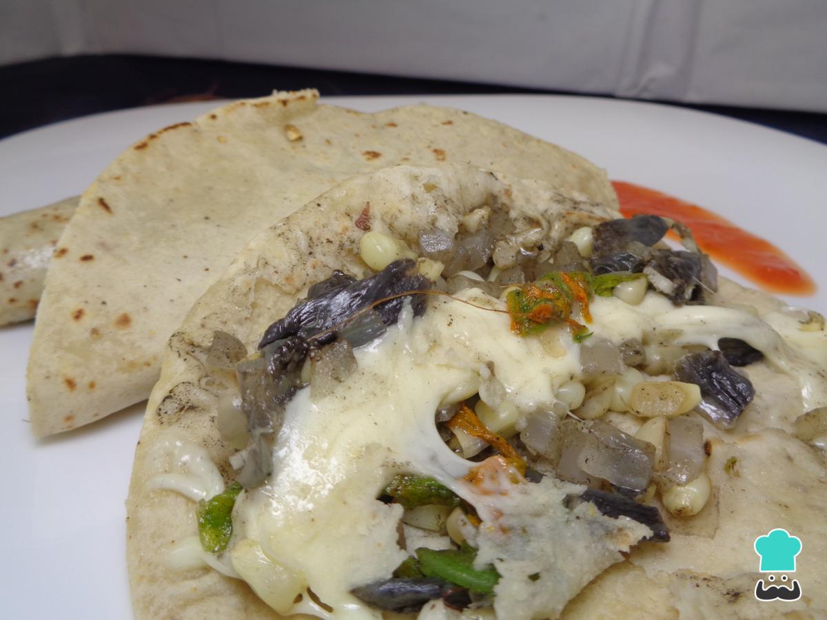 Receta de Quesadillas de huitlacoche y flor de calabaza