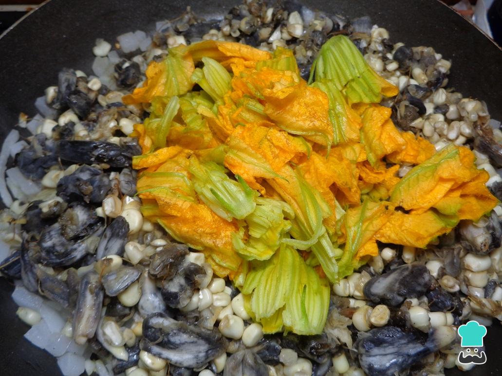 Quesadillas de huitlacoche y flor de calabaza Fácil