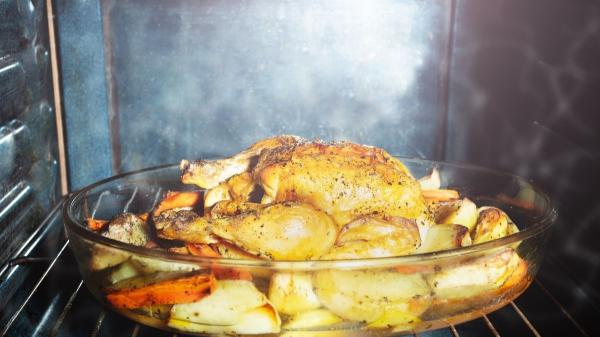 María Lo, cocinera: "El secreto para que el pollo quede jugoso y crujiente es meterlo al horno tres veces siguiendo estos pasos" - El truco de María Lo para un pollo al horno más jugoso y crujiente