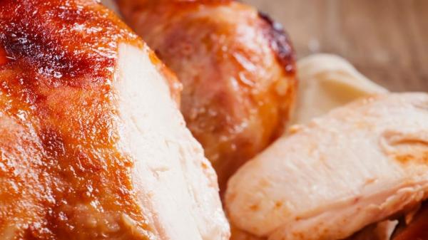 María Lo, cocinera: "El secreto para que el pollo quede jugoso y crujiente es meterlo al horno tres veces siguiendo estos pasos" - Receta del pollo jugoso y crujiente de María Lo