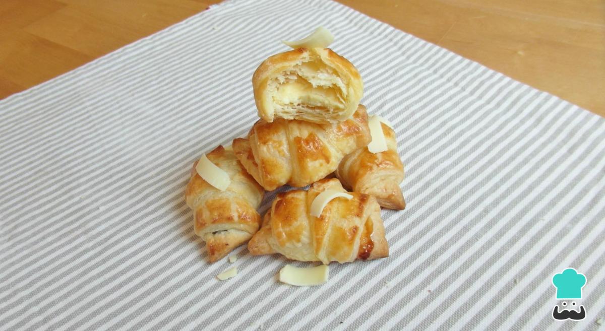 Receta de Croissant de hojaldre con chocolate blanco