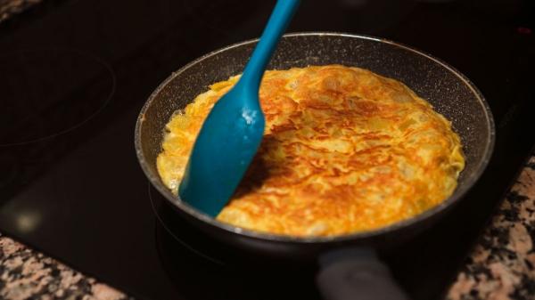 Los tecnólogos de alimentos coinciden: “La tortilla de patatas casi cruda puede ser un foco de Salmonella y un riesgo para tu salud” - En casa: el huevo debe llegar a 63 °C como mínimo para eliminar bacterias