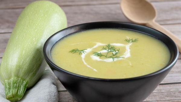 Cinco cremas frías fáciles y saludables para el verano: las recetas más refrescantes para sobrevivir al calor - Crema fría de calabacín, yogur y hierbabuena