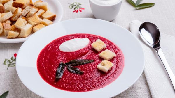 Cinco cremas frías fáciles y saludables para el verano: las recetas más refrescantes para sobrevivir al calor - Crema fría de remolacha y manzana: colorida y deliciosa