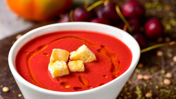 Cinco cremas frías fáciles y saludables para el verano: las recetas más refrescantes para sobrevivir al calor - Gazpacho de tomate y cerezas: suave y con un toque afrutado