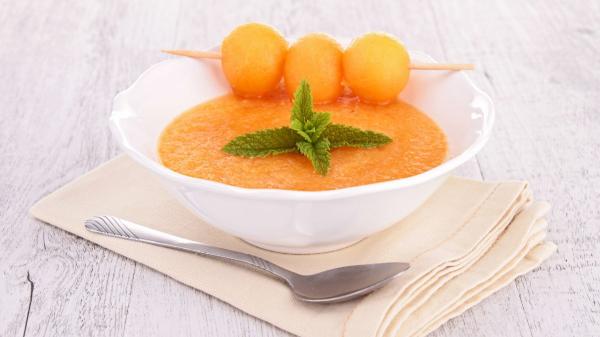 Cinco cremas frías fáciles y saludables para el verano: las recetas más refrescantes para sobrevivir al calor - Salmorejo de melón y almendras: cremoso y refrescante