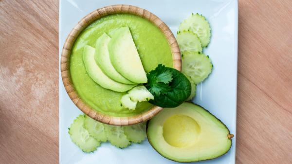 Cinco cremas frías fáciles y saludables para el verano: las recetas más refrescantes para sobrevivir al calor - Sopa fría de pepino, aguacate y lima