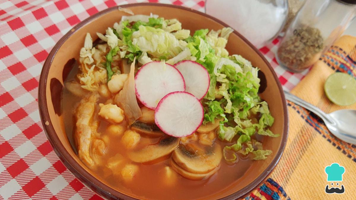 Receta de Pozole vegano rojo