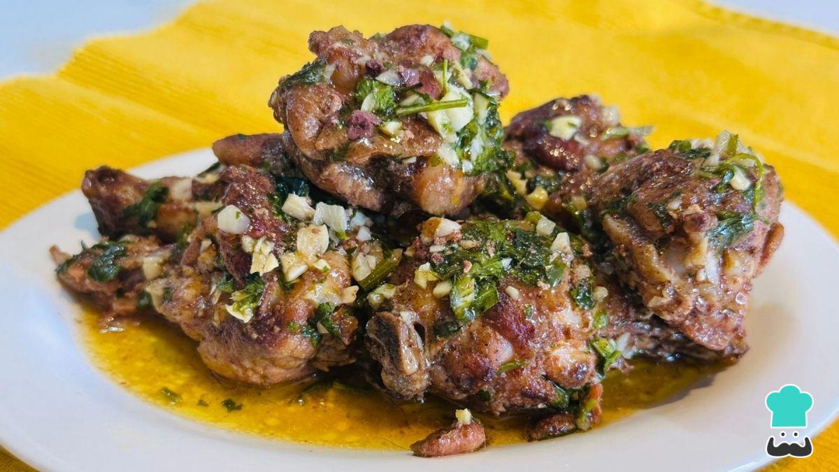 Receta de Muslitos de pollo al ajillo: la receta casera que siempre queda jugosa