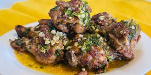 Receta de Muslitos de pollo al ajillo: la receta casera que siempre queda jugosa