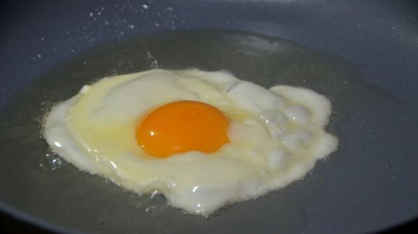 Los trucos de los chefs para freír el huevo perfecto: yema líquida y bordes crujientes siempre - El aceite: cantidad, tipo y momento exacto