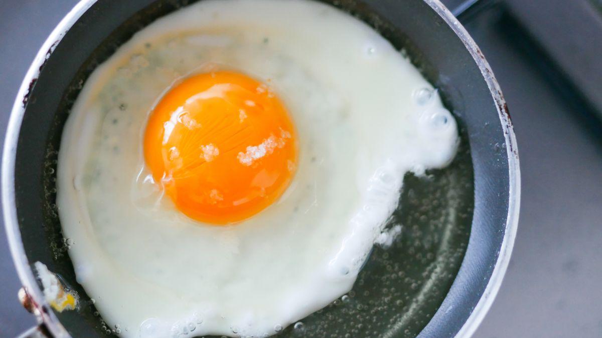 Los trucos de los chefs para freír el huevo perfecto: yema líquida y bordes crujientes siempre