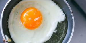 Los trucos de los chefs para freír el huevo perfecto: yema líquida y bordes crujientes siempre