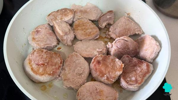 Receta de Solomillo de cerdo a la pimienta verde: jugoso y con una salsa muy cremosa - Paso 2