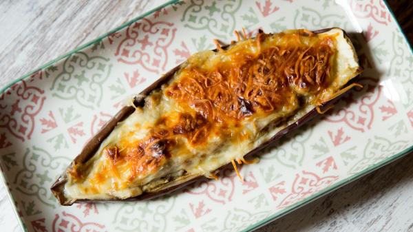 Conchita, abuela cocinera: “Las berenjenas rellenas mejoran si, en lugar de carne, se preparan con champiñones, queso crema y piñones” - Así se rellenan las berenjenas y se terminan con queso para que queden doradas