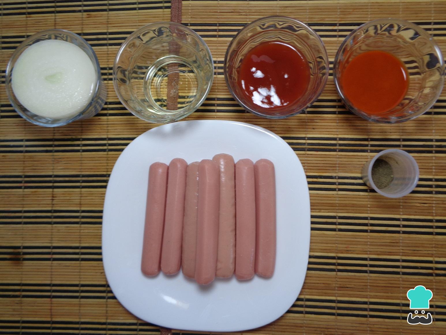Salchichas con catsup y valentina Fácil