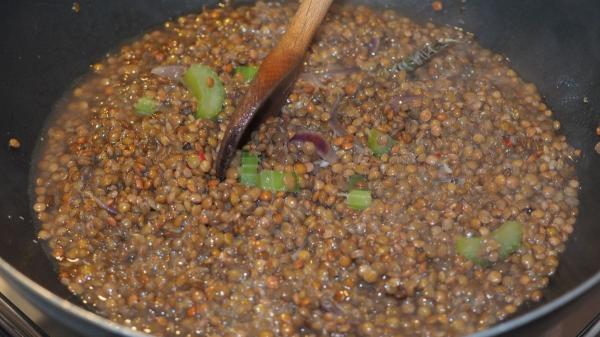 El secreto de Anabell Acevedo, cocinera, para que las lentejas queden tan sabrosas como a la abuela: "Sofríe las verduras para un sabor más intenso" - Cómo hacer las lentejas de la abuela paso a paso