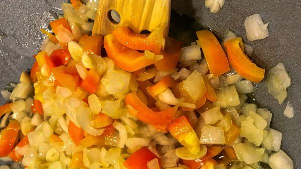 El secreto de Anabell Acevedo, cocinera, para que las lentejas queden tan sabrosas como a la abuela: "Sofríe las verduras para un sabor más intenso" - Sofrito de verduras: el truco de la abuela para unas lentejas caseras irresistibles