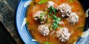 Consome de albondigas