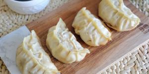 Receta de Gyozas de pollo y verduras: el bocado japonés crujiente y jugoso que puedes hacer en casa