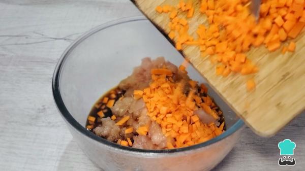 Receta de Gyozas de pollo y verduras: el bocado japonés crujiente y jugoso que puedes hacer en casa - Paso 2