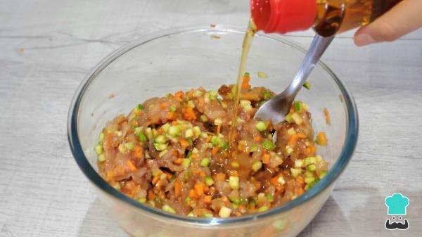 Receta de Gyozas de pollo y verduras: el bocado japonés crujiente y jugoso que puedes hacer en casa - Paso 3