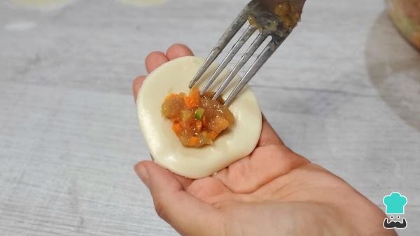 Receta de Gyozas de pollo y verduras: el bocado japonés crujiente y jugoso que puedes hacer en casa - Paso 4