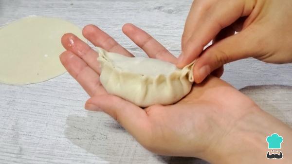 Receta de Gyozas de pollo y verduras: el bocado japonés crujiente y jugoso que puedes hacer en casa - Paso 5