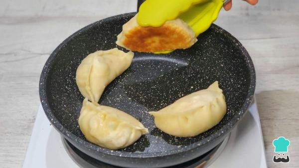 Receta de Gyozas de pollo y verduras: el bocado japonés crujiente y jugoso que puedes hacer en casa - Paso 6