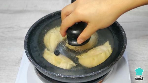 Receta de Gyozas de pollo y verduras: el bocado japonés crujiente y jugoso que puedes hacer en casa - Paso 7