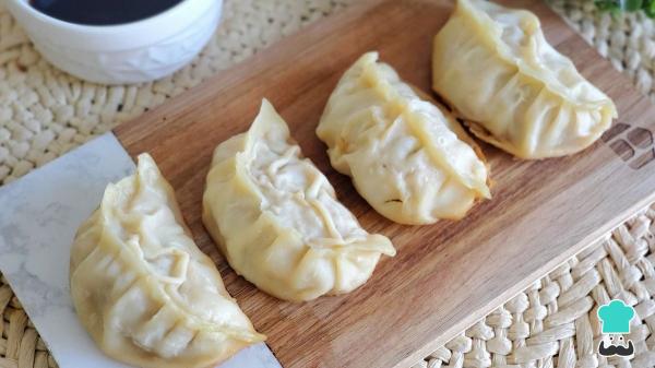 Receta de Gyozas de pollo y verduras: el bocado japonés crujiente y jugoso que puedes hacer en casa - Paso 8