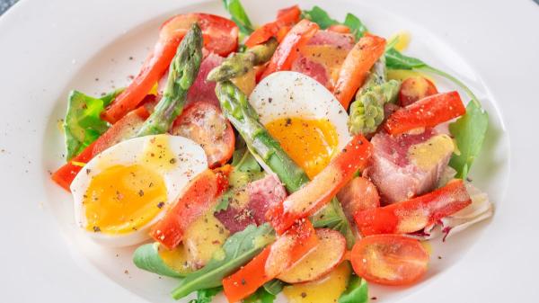 Cinco cenas ligeras y de temporada listas en menos de veinte minutos - Ensalada templada de espárragos trigueros y huevo