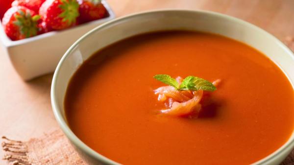 Cinco cenas ligeras y de temporada listas en menos de veinte minutos - Gazpacho suave con fresas (sin pan)