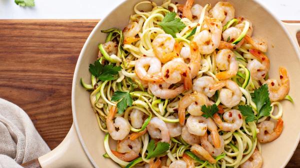 Cinco cenas ligeras y de temporada listas en menos de veinte minutos - Salteado rápido de calabacín, gambas y ajo