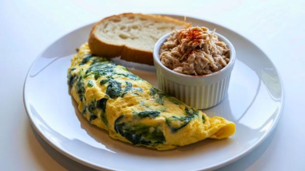 Cinco cenas ligeras y de temporada listas en menos de veinte minutos - Tortilla francesa con espinacas frescas