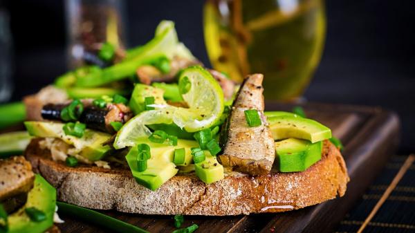 Cinco cenas ligeras y de temporada listas en menos de veinte minutos - Tostas de pan integral con aguacate y sardinas