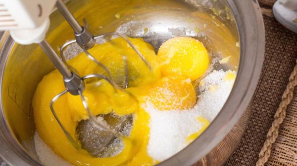 Jordi Cruz, chef: “El flan más suave y cremoso no se hace con leche, sino con 600 ml de nata y yemas de huevo” - Así prepara el chef su receta de flan para que quede más cremoso