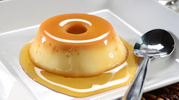 Jordi Cruz, chef: “El flan más suave y cremoso no se hace con leche, sino con 600 ml de nata y yemas de huevo” - El baño María permite controlar la temperatura y conseguir un flan más suave
