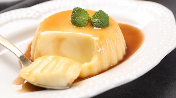 Jordi Cruz, chef: “El flan más suave y cremoso no se hace con leche, sino con 600 ml de nata y yemas de huevo” - Jordi Cruz sustituye la leche por nata y utiliza solo las yemas: así consigue un flan más cremoso