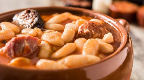 José Andrés, chef: “Para que la fabada asturiana quede más ligera, no añadas el chorizo y la morcilla directamente a la olla, escáldalos 7 minutos” - La recomendación de José Andrés para una fabada asturiana con menos grasa