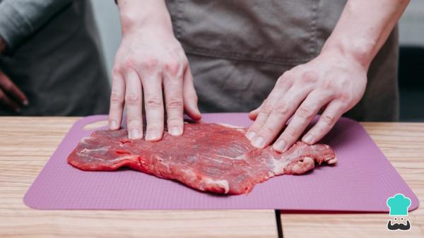 Evita errores: los trucos de expertos para saber si la carne está mala (y no enfermarte) - La textura es clave: “Si la carne está muy suave, no está en buen estado”