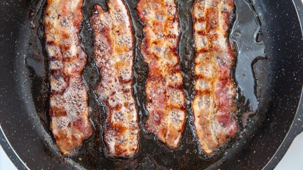 El fallo más habitual al cocinar beicon (y cómo solucionarlo fácilmente) - El problema de freír el bacon