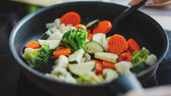 El truco del cubito de hielo en la sartén caliente que mejora el dorado de salteados, verduras y carnes al instante - En qué tipo de sartenes funciona mejor