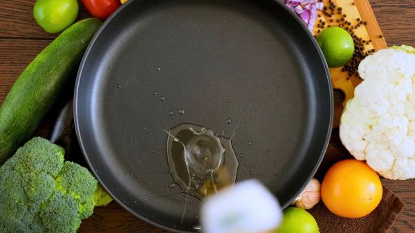 El truco del cubito de hielo en la sartén caliente que mejora el dorado de salteados, verduras y carnes al instante - Por qué los cocineros recomiendan frotar un cubito de hielo en una sartén caliente