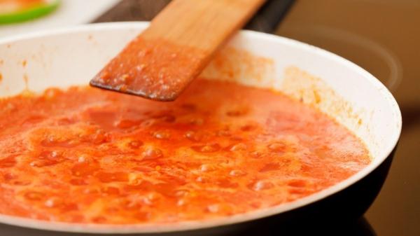 Los chefs españoles coinciden: “Para que la salsa de tomate no quede ácida, no uses azúcar, sino 50 ml de vino blanco y aceite de oliva” - El truco de los chefs para evitar la acidez de la salsa de tomate sin azúcar
